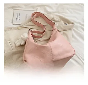 Sac hobo en cuir rose avec bandoulière réglable et breloque ours en peluche