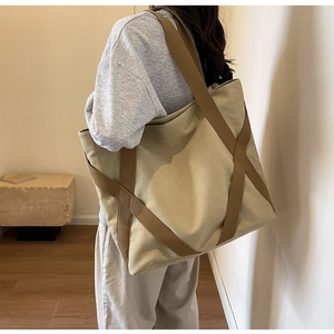 Lifestyle-Ansicht der großen Kontrast-Canvas-Tasche, getragen von einem Model