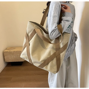 Detailaufnahme der großen Canvas-Einkaufstasche mit braunen Trägern für den Alltag
