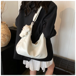 Sac hobo en cuir souple blanc avec large bandoulière et pendentif ours en peluche