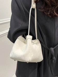 Elegante borsa a spalla in ecopelle plissettata crema con tracolla sottile a catena