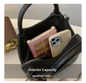 Vue de dessus d'un sac seau en cuir noir montrant sa grande capacité intérieure