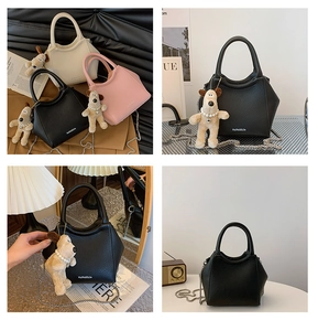 Sac seau hexagonal avec motif litchi, charm chiot en perles et bandoulière en métal
