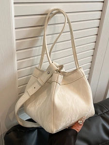Elegante borsa a secchiello bianca con trama a pieghe e tracolla regolabile per uso a spalla