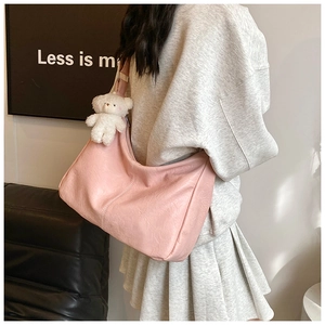 Grand sac hobo rose avec charm ours en peluche et finition en similicuir texturé