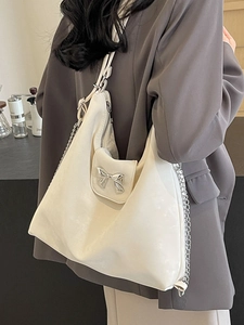 Grand sac hobo beige crème élégant avec nœud argenté et détails de bandoulière chaîne