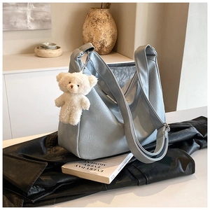 Détails du sac bandoulière en cuir PU bleu clair avec pendentif ours en peluche