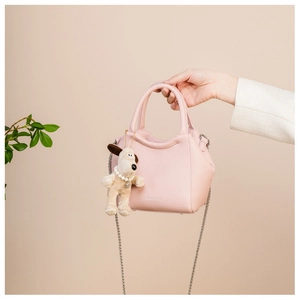 Sac seau rose à grain de litchi avec chaîne argentée et charmant chien en peluche