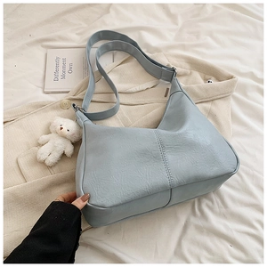 Sac à bandoulière bleu clair avec texture froissée vintage et breloque ours en peluche