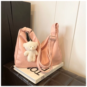 Détail du sac cabas rose clair en cuir souple avec un joli pendentif ours peluche