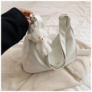 Détails du sac hobo blanc cassé avec un charmant pendentif en peluche ours