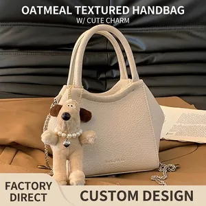 Sac Seau Tendance En Cuir PU Texturé Litchi Petit Sac À Main Bandoulière Pour Femme Avec Pendentif Chien En Peluche Chaîne Argentée