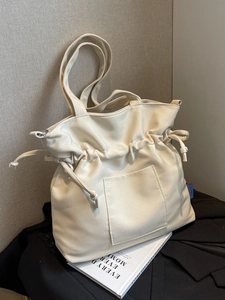 Grand sac cabas en toile blanc cassé avec fermeture à cordon et bandoulières réglables