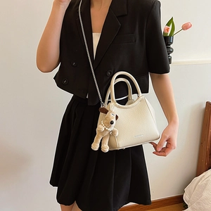 Sac seau en cuir litchi blanc cassé avec bandoulière chaîne et bijou de sac