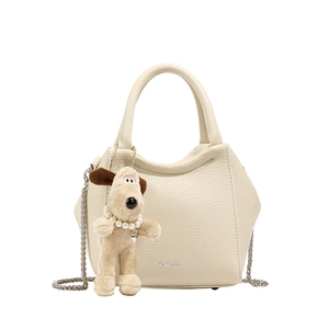 Sac seau élégant en cuir grainé beige avec chaîne argentée et pendentif chien en peluche