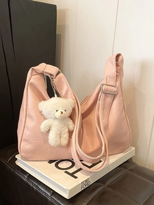 Sac à épaule rose plissé en similicuir avec un joli pendentif ours blanc en peluche