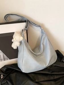 Sac hobo chic en cuir PU bleu clair avec pendentif ours et large bandoulière