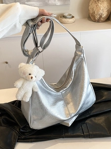 Sac hobo métallisé argenté avec bandoulière réglable et breloque ours en peluche décor