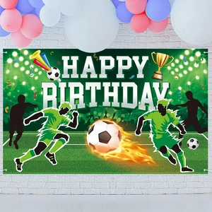Toile de fond de fête d'anniversaire foot avec texte Happy Birthday et terrain vert