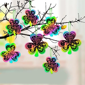 Décorations trèfle arc-en-ciel à gratter pour la St Patrick suspendues aux branches