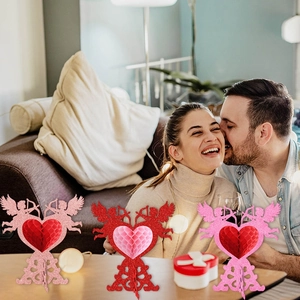 Centrotavola a nido d'ape con Cupido e cuori per decorazioni romantiche di nozze