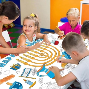 Enfants coloriant une grande affiche de graffiti Happy Chanukah avec Menorah et Dreidel