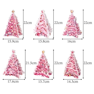 Vues détaillées de sapins de Noël roses en papier 3D avec motifs festifs et dimensions