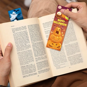 Halloween-Lesezeichen-Set mit Geistern und Kürbissen in einem offenen Buch