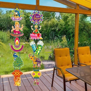 Traditionelle indische Diwali-Türdekoration mit Elefanten- und Pfauenmotiven
