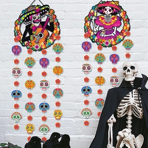 Détail des bannières du Jour des Morts avec crânes colorés et figurines de squelettes