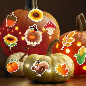 Adesivi per Thanksgiving con tacchini e zucche su zucche autunnali illuminate