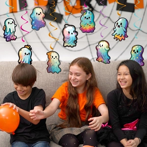 Decorazioni sospese di Halloween con fantasmi colorati per un'atmosfera di festa vivace