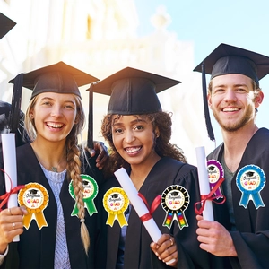 Lot de rubans de remise de diplôme colorés avec texte Congrats GRAD et icônes