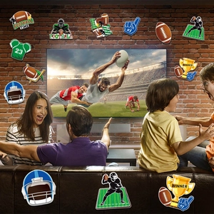 Autocollants de fête football américain avec casques et maillots dans salon