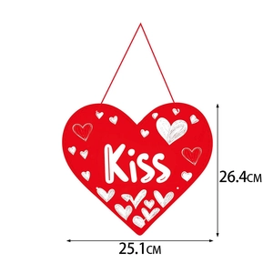 Détail de la suspension de porte en forme de cœur avec lettrage Kiss et dimensions