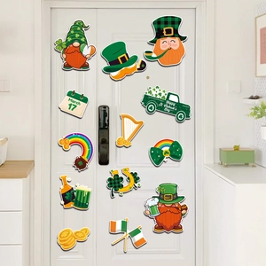 Magnets de Saint-Patrick avec trèfles et gnomes sur décoration de porte blanche