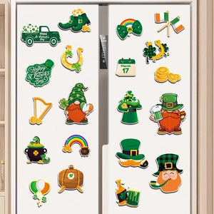 Magnets de réfrigérateur Saint-Patrick avec gnomes et trèfles sur un frigo blanc décoré