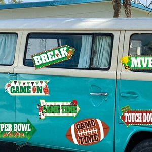 Insegne per feste di football Super Bowl e frecce direzionali su un furgone vintage