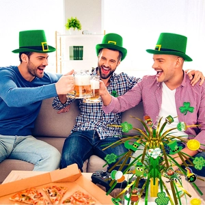 Centre de table Saint-Patrick avec trèfles, cœur chanceux et décoration de fête verte