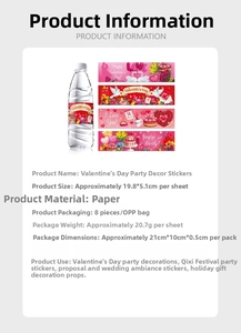 Nahaufnahme von Valentinstag-Partyaufklebern für Wasserflaschen mit romantischen Herzen