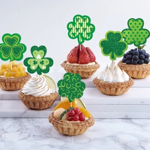 Détail des décorations de cupcake de la Saint-Patrick avec motifs trèfle vert