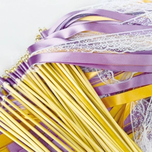 Baguettes de mariage avec rubans en dentelle satin violette et cloches dorées