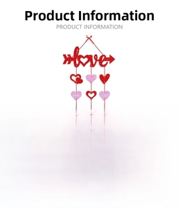 Détail de la suspension de porte en papier pailleté rouge et rose pour la Saint-Valentin
