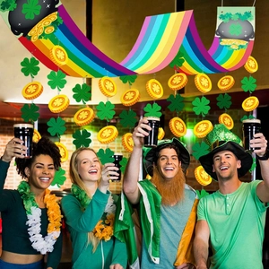 Décoration suspendue St Patrick avec bannière arc-en-ciel, trèfles et pièces d'or