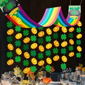 Bannière arc-en-ciel avec pièces d'or et trèfles pour la décoration de la Saint-Patrick