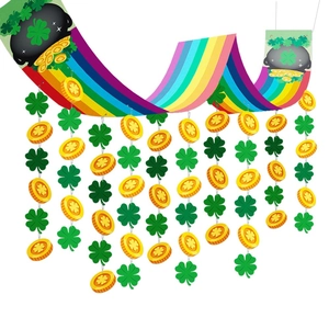 Bannière arc-en-ciel de la Saint-Patrick avec trèfles et pièces d'or suspendus