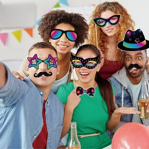 Modèles divers utilisant des accessoires photo arc-en-ciel pour la fête du Nouvel An 2026