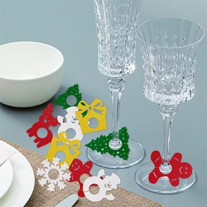Marque-verres de Noël avec bonhomme en pain d'épices et flocons de neige festifs