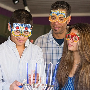 Lunettes en papier coloré de Hanoucca avec ménorah et étoiles pour fête joyeuse