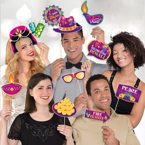 Accessoires photo Diwali tenus par des mannequins pour une fête indienne festive